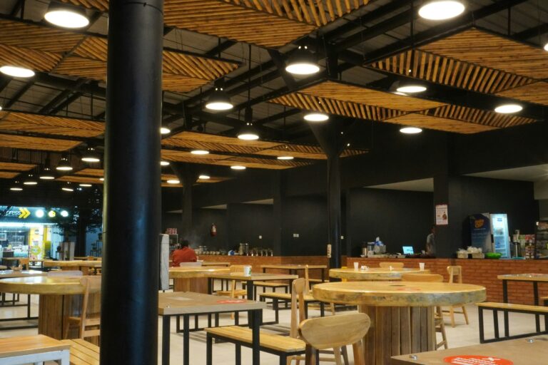 Ouvrir un fast food en aire de repos : guide complet 2025