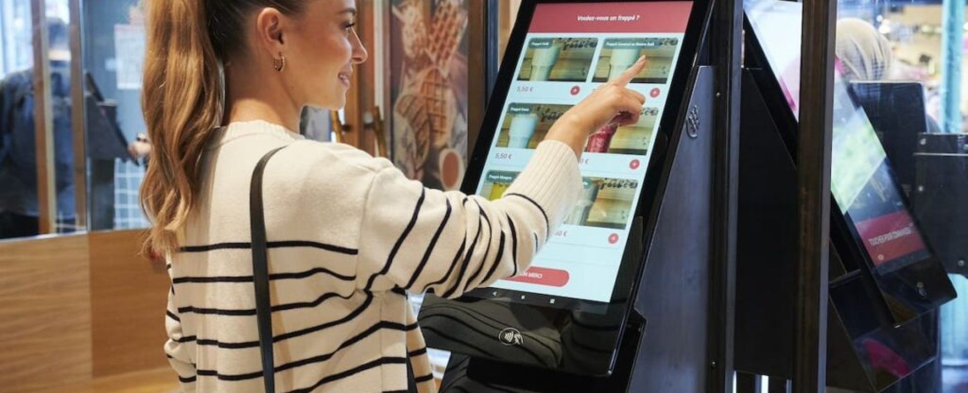 Borne de commande avec IA en restauration rapide