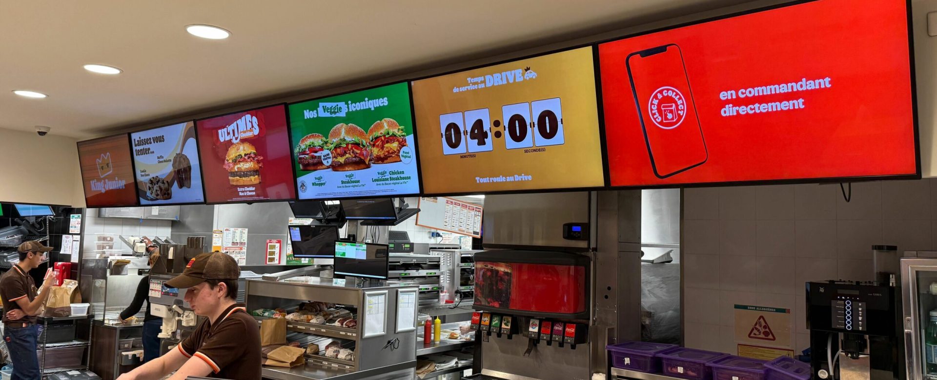 Équipe de cuisine travaillant avec un écran digital KDS