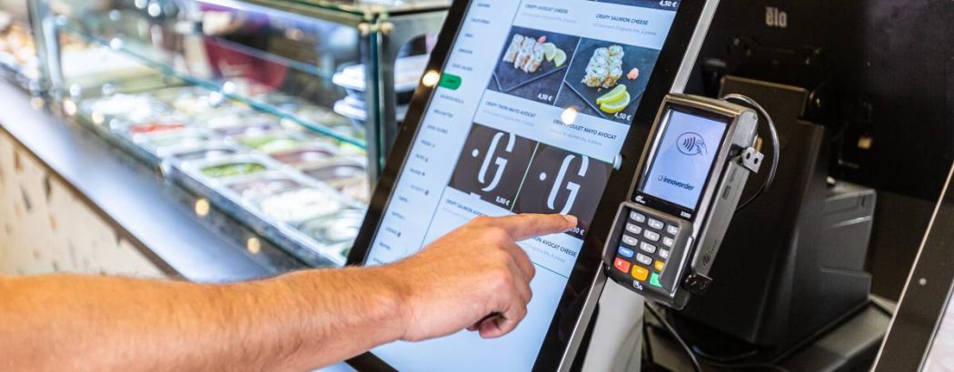 Borne de commande avec IA en restauration rapide